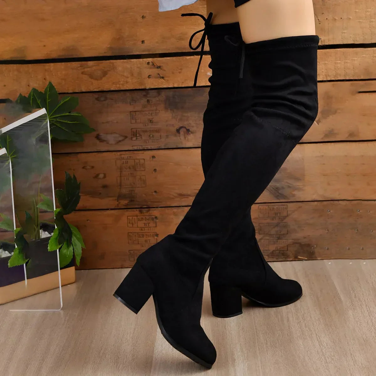 Bota Longa feminina de Camurça Modelo Ajustável