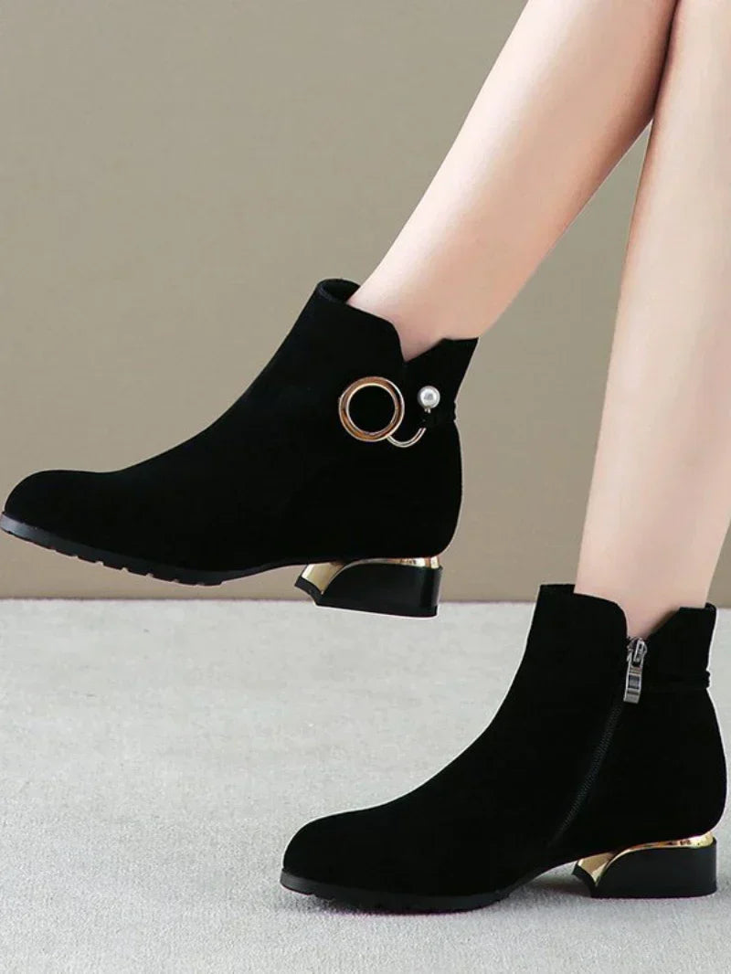 Bota Curta Feminina Com Fivela E Detalhes Dourados