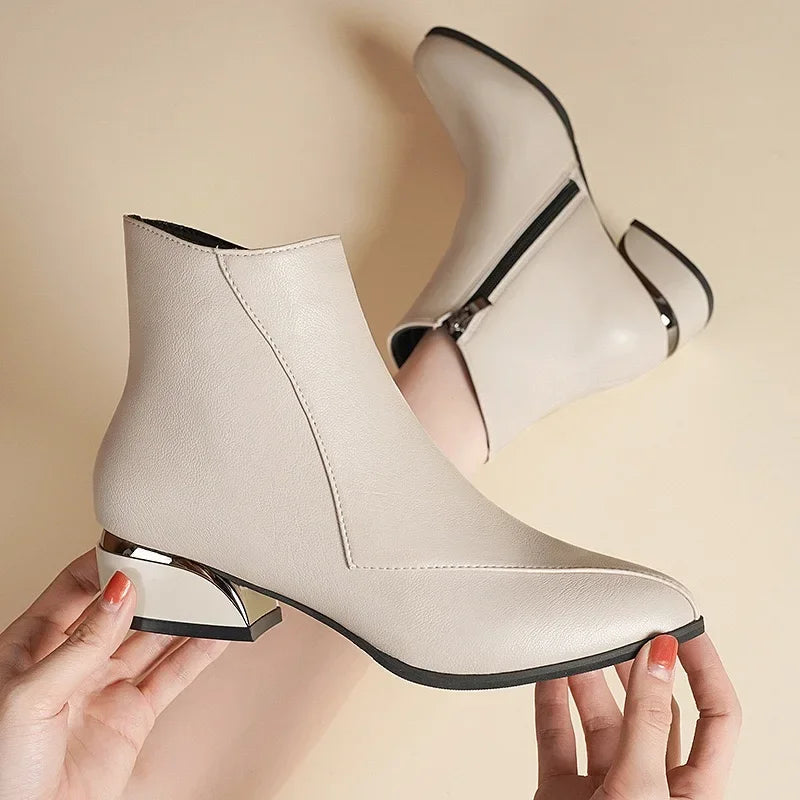Bota Feminina Modelo Curto Com Detalhes Prateados