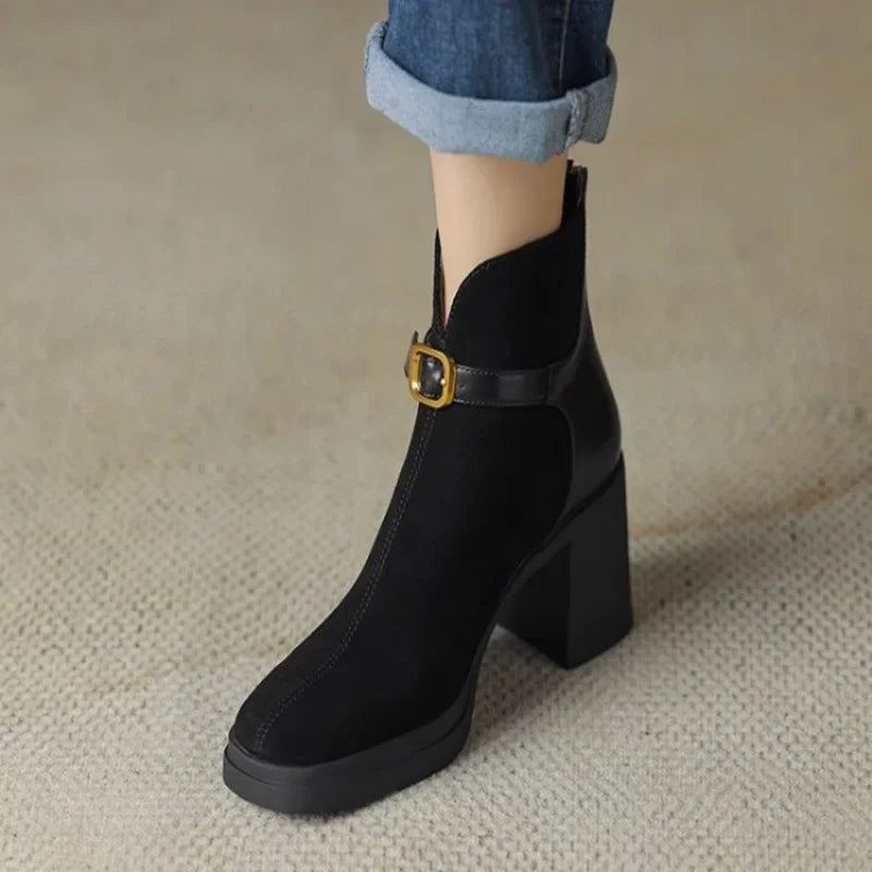 Bota Feminina De Salto Plataforma Com Fivela E Recorte Frontal