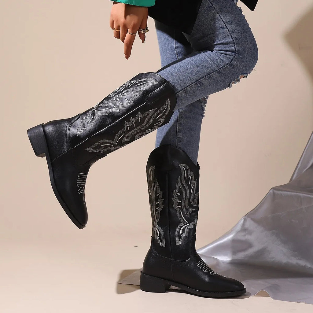 Bota Feminina Estilo Country Com Bordado E Recorte Frontal Tendência