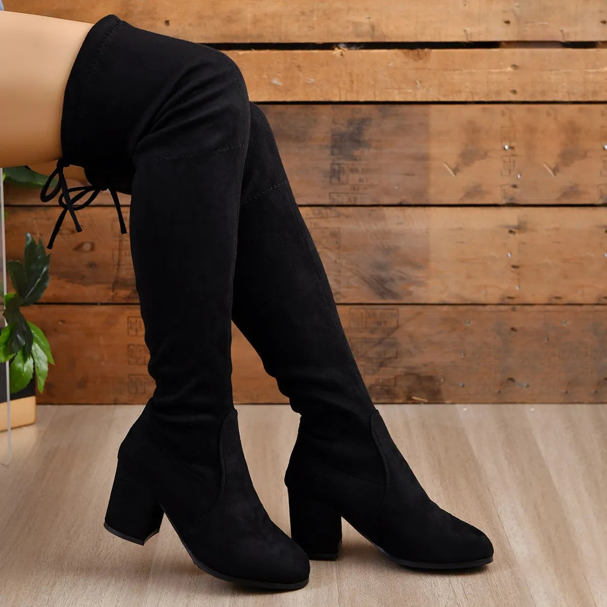 Bota Longa feminina de Camurça Modelo Ajustável